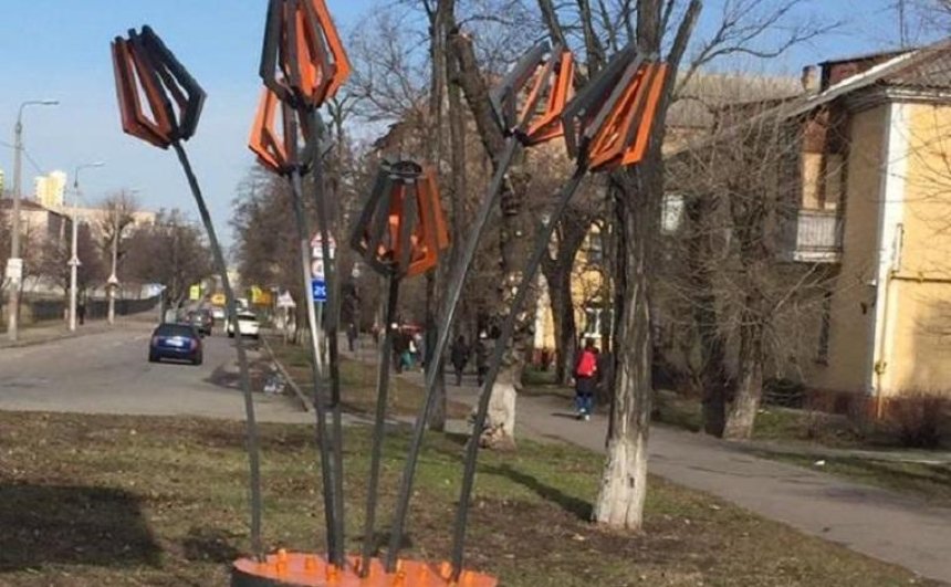 В Дарницком районе появились «тюльпаны» из вторсырья (фото)