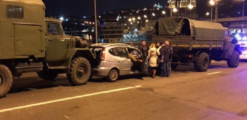На столичном мосту произошло ДТП с военным грузовиком (фото, видео)