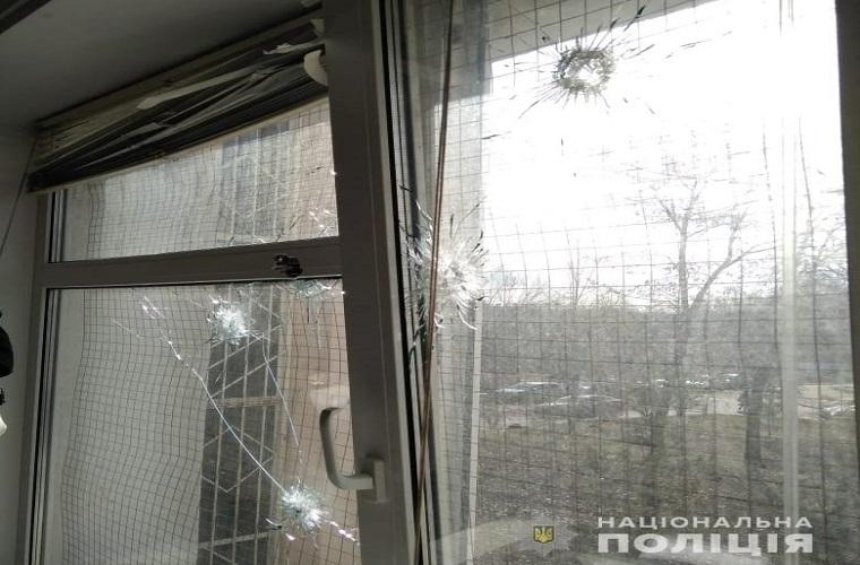 В Голосеевском районе Киева неизвестный обстрелял здание суда (фото, видео)