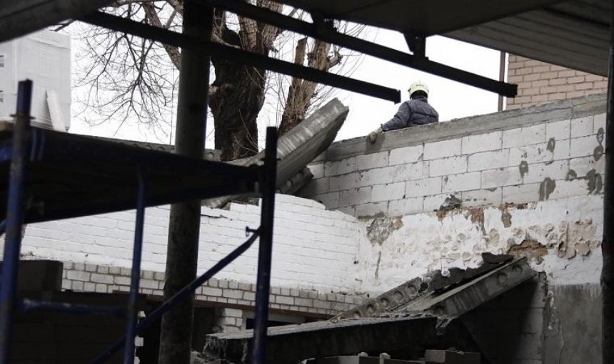 На стройке в Подольском районе на людей рухнули плиты (фото, видео)