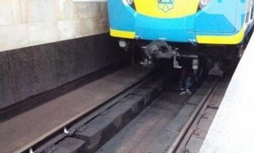 В столичном метро человек попал под поезд 