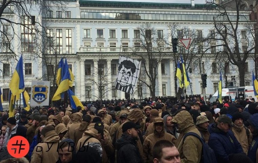 Нацкорпус продолжает протест под Администрацией президента (видео)