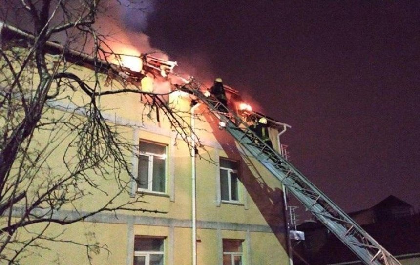 На Подоле горел трехэтажный дом (фото)