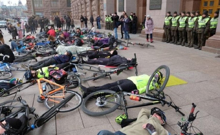 В центре Киева состоялся лежачий протест из-за сбитого насмерть велосипедиста (фото, видео)