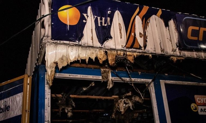 В Дарницком районе сгорел киоск «Суперлото» (фото, видео)