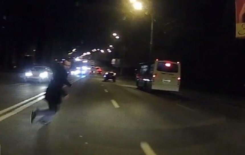 На Харьковском шоссе автомобиль сбил пешехода (видео)