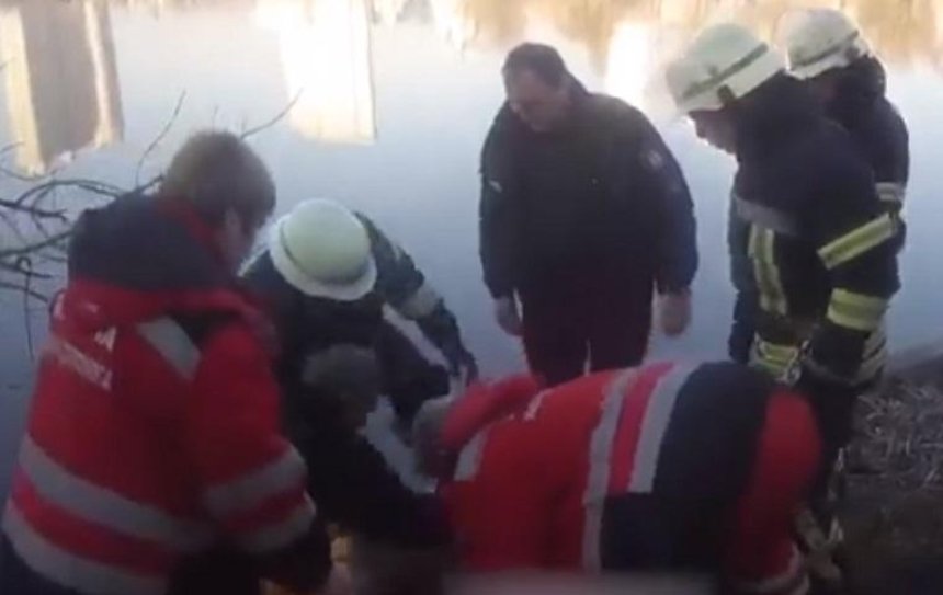 На озере Тельбин патрульные спасли тонущую женщину (видео)