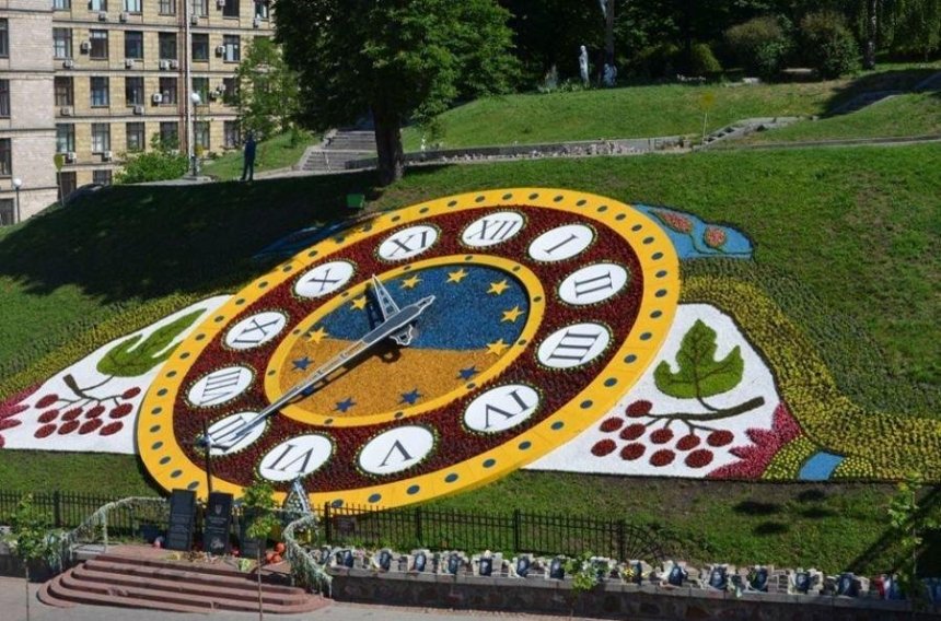 На Майдане не будут оформлять цветочные часы