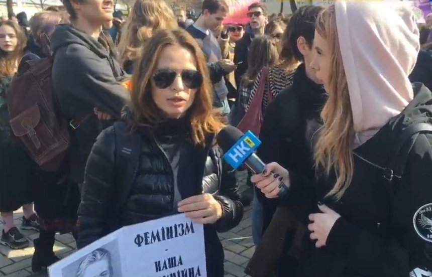 В центре Киева проходит Марш женщин и акция против феминизма (видео, фото) (обновлено)