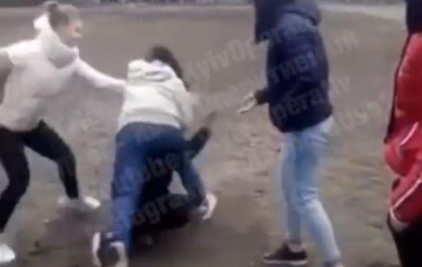 Избиение школьницы на Троещине: полиция начала уголовное производство