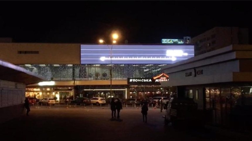 Фасад планетария завесили огромным экраном с рекламой (фото)