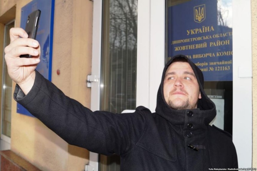 Українцям заборонили робити селфі з бюлетенем в кабінках для голосування