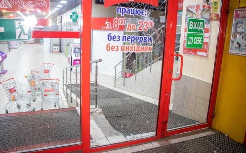 В Шевченковском районе мужчина разбил витрину и истекал кровью (фото, видео)