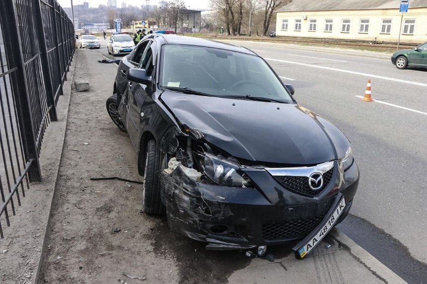 На Подоле Mazda насмерть сбила пешехода и врезалась в забор
