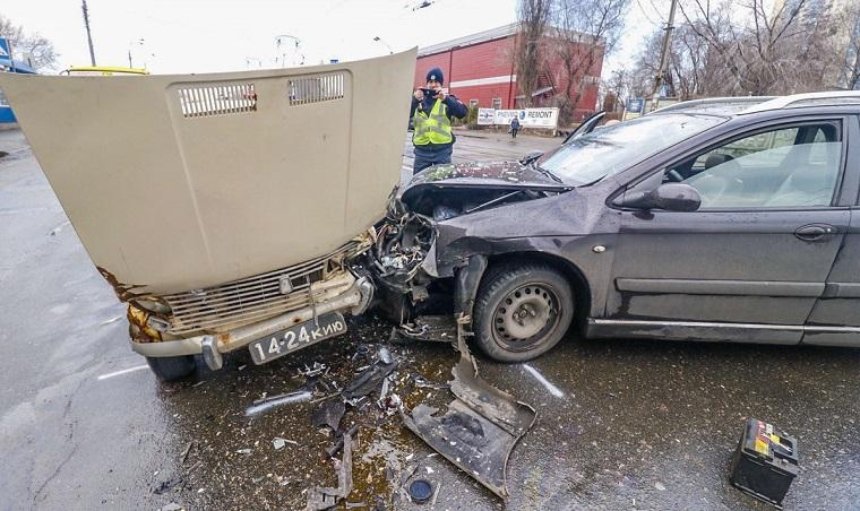 В Дарницком районе автомобиль сбил женщину с ребенком и врезался в другое авто (фото, видео)