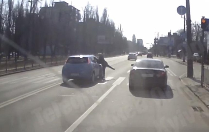 На пешеходном переходе в Киеве автомобиль на скорости сбил женщину (видео)