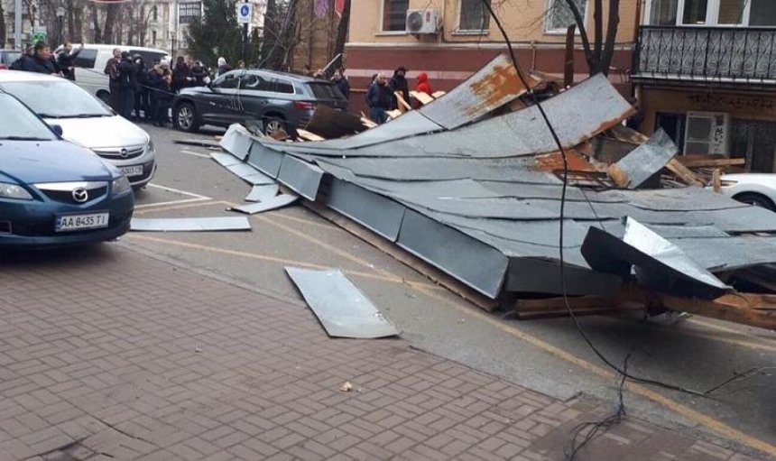 В центре столицы ветром сорвало крышу (фото, видео)