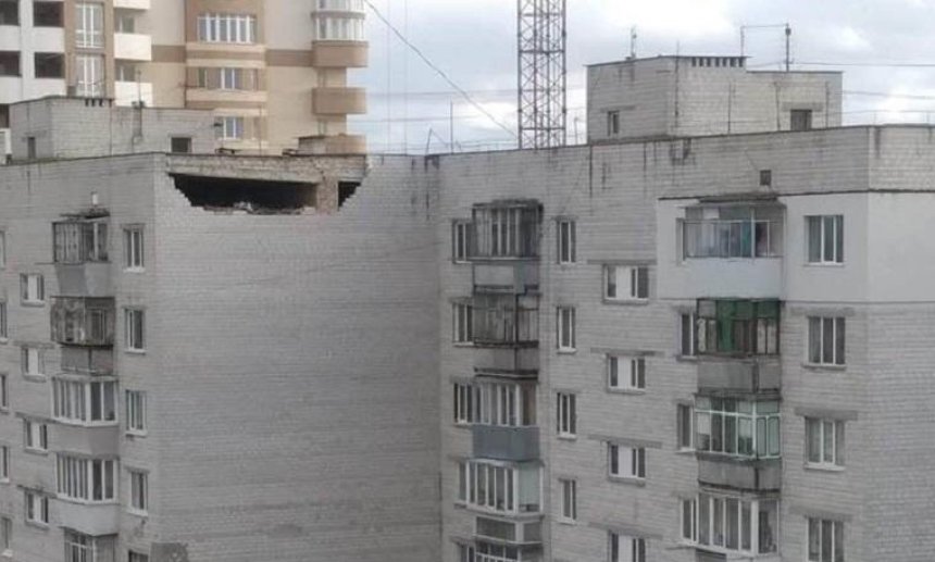 Под Киевом из-за сильного ветра обвалилась часть стены жилого дома (фото, видео)