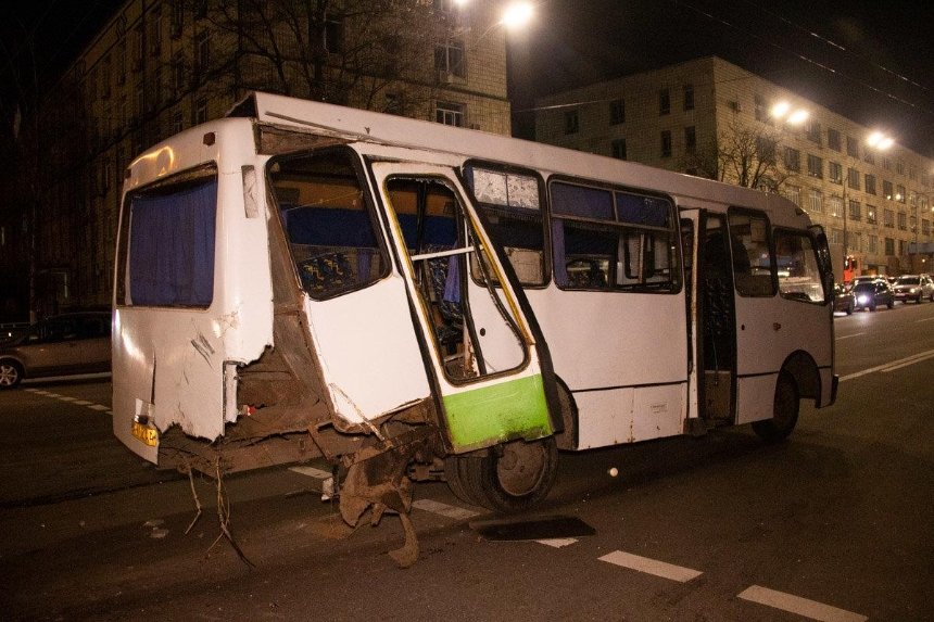 В Киеве маршрутка с пассажирами попала в тройное ДТП (фото)