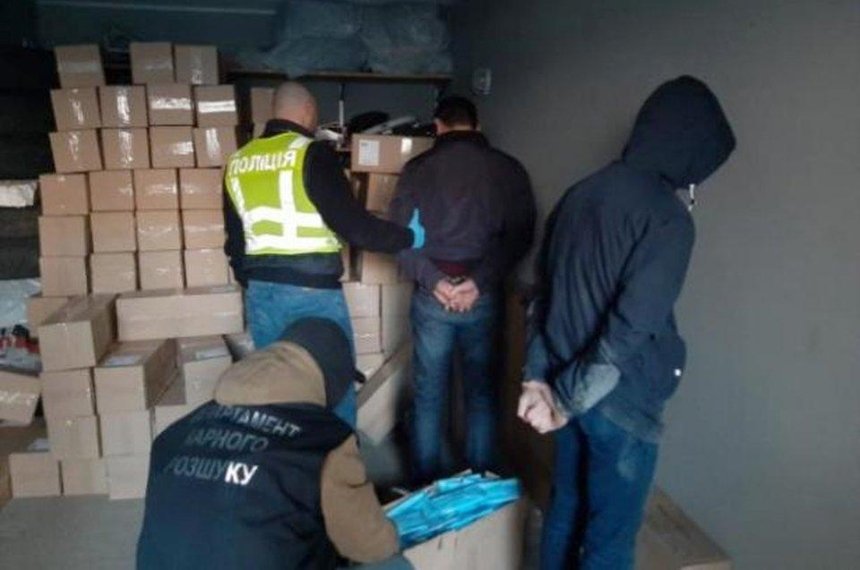 В Киеве вооруженная банда украла сто тысяч медицинских масок 