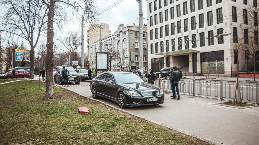 На Лукьяновке обстреляли представительский Mercedes