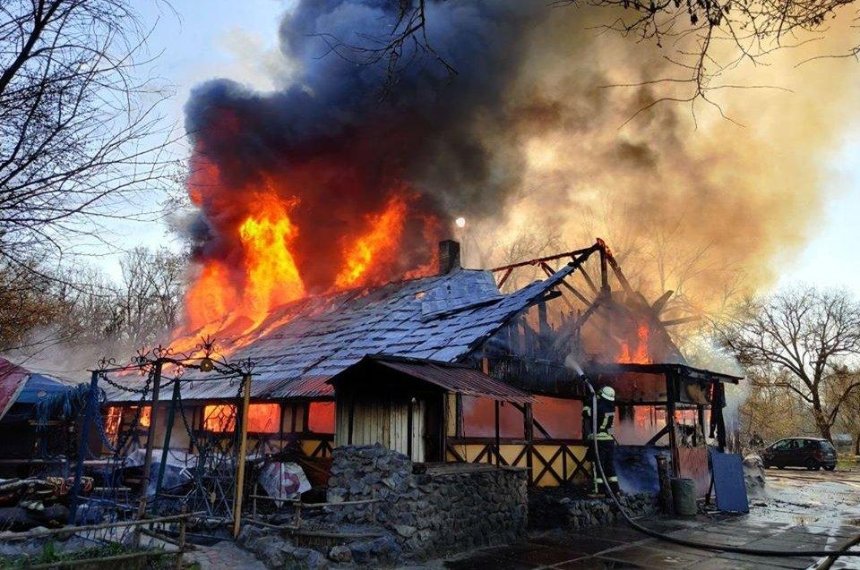На Гидропарке произошел пожар: полностью сгорело деревянное кафе