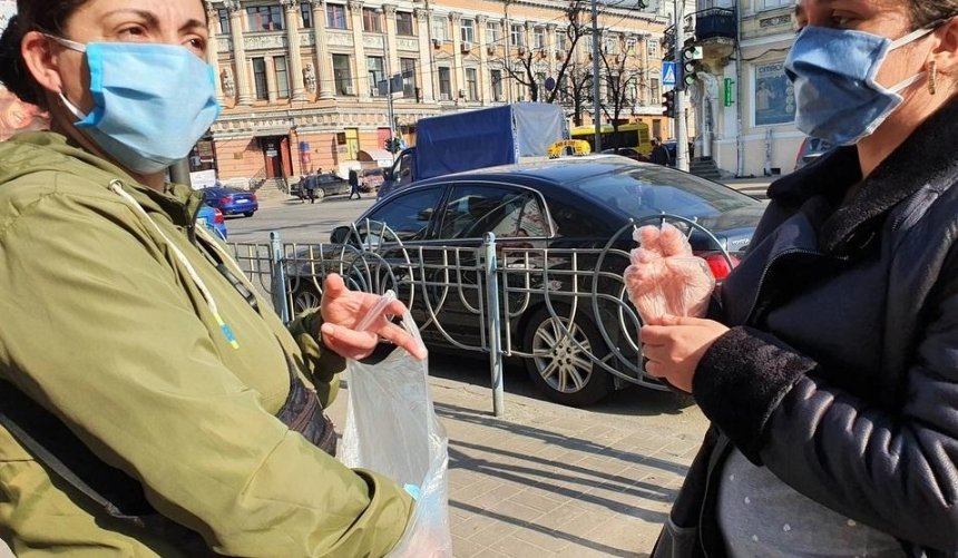 На улицах Киева появились торговцы нелегальными медицинскими масками