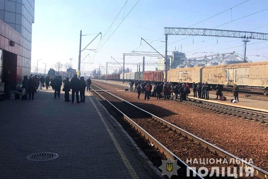 Под Киевом люди перекрыли железную дорогу требуя возобновить движение электричек