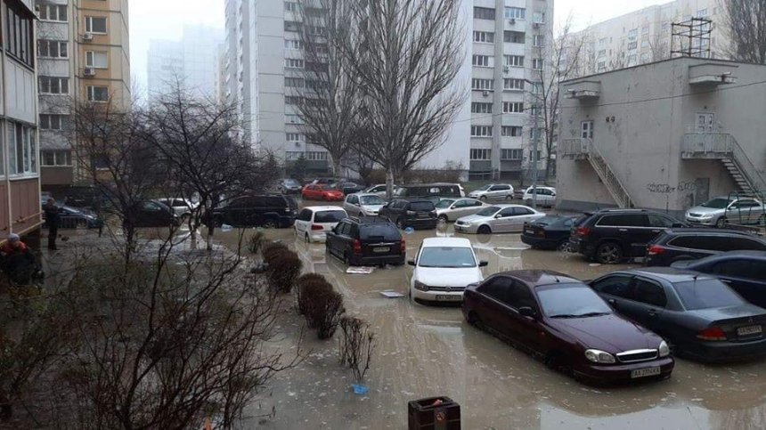 В Соломенском районе от потопа пострадали десятки машин