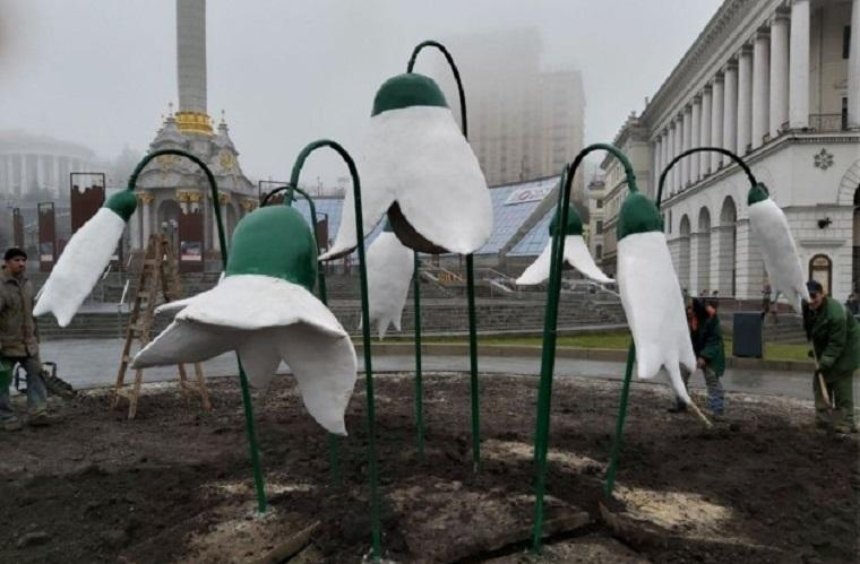 В центре Киева «выросли» огромные подснежники