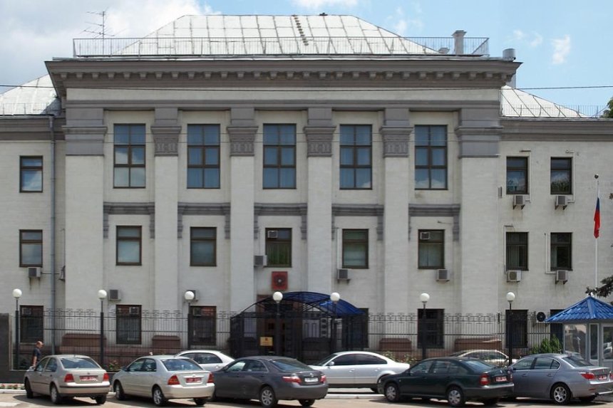 Киевсовет разорвал договоры аренды земли с посольством России на Подоле