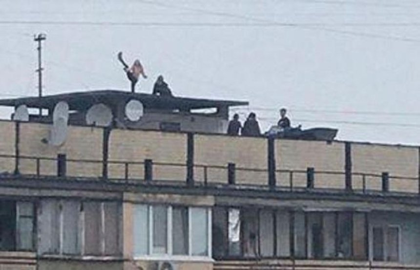 Под Киевом подростки устроили танцы на крыше