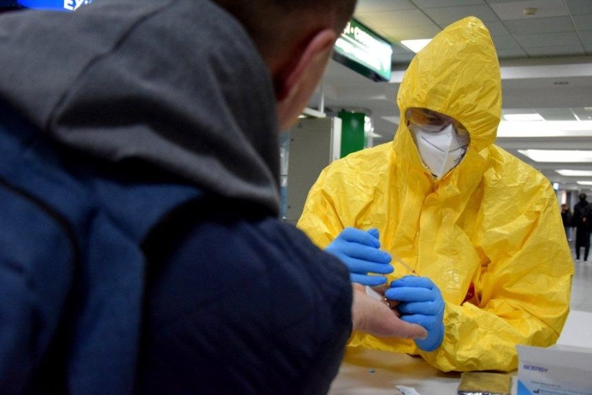 Пограничники показали, как делают экспресс-тест на коронавирус в «Борисполе»