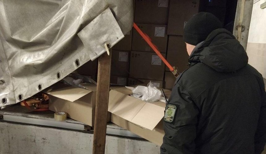 Украинец пытался незаконно вывезти в ЕС 50 тысяч респираторных масок
