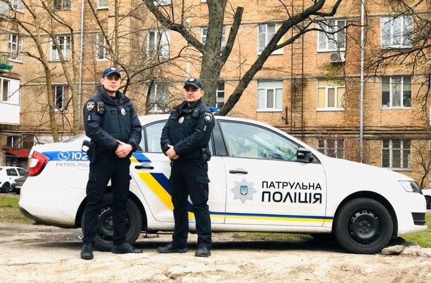 Киевским патрульным удалось спасти самоубийцу