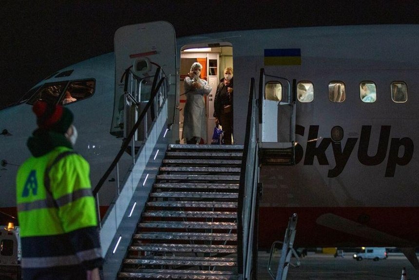 В «Борисполь» из Италии прилетел самолет с эвакуированными украинцами