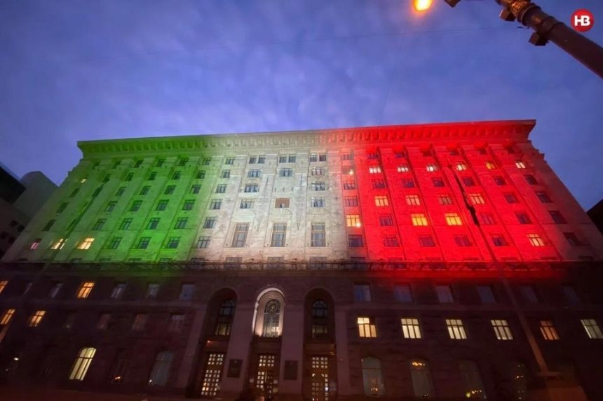 Здание столичной мэрии подсветили в цветах флага Италии