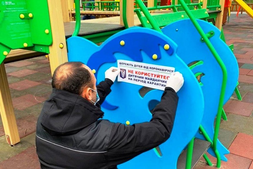 На детских площадках столицы появились предупреждающие таблички