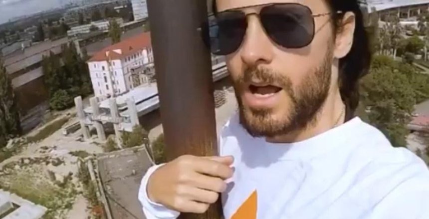 Поднялся наверх и сделал селфи: Джаред Лето опубликовал еще одно видео с Рыбальского моста