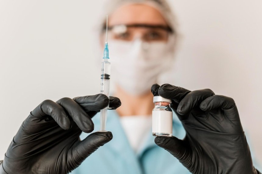 Украина переходит ко второму этапу вакцинации: кого будут прививать и чем