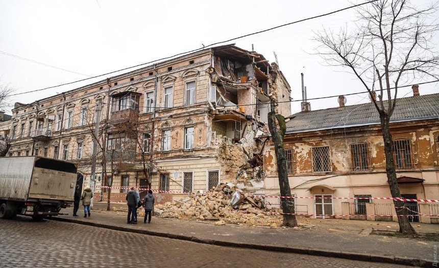 В центре Одессы обвалился старинный дом: жильцов успели отселить