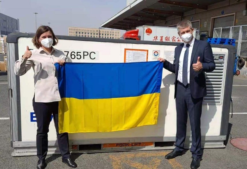 В Украине отправили первую партию вакцины CoronaVac из Китая