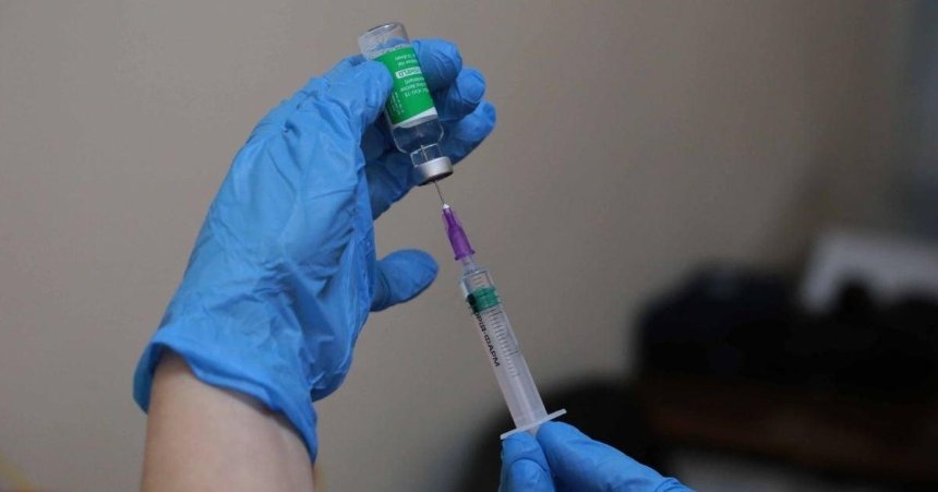 В поликлиниках Деснянского района начали вакцинировать от COVID-19: как записаться на прививку