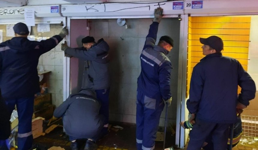 В подземном переходе возле станции «Харьковская» демонтировали более 30 МАФов