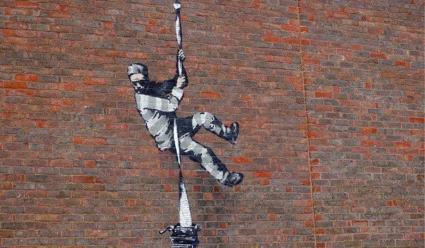 Бэнкси показал, как он создавал граффити на стене закрытой тюрьмы в Великобритании