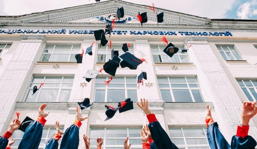 МОН начнет отслеживать трудоустройство выпускников украинских вузов