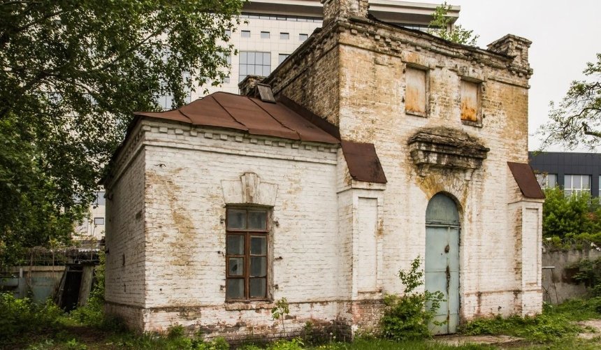 В Киеве ради нового строительства снесли столетнее здание 