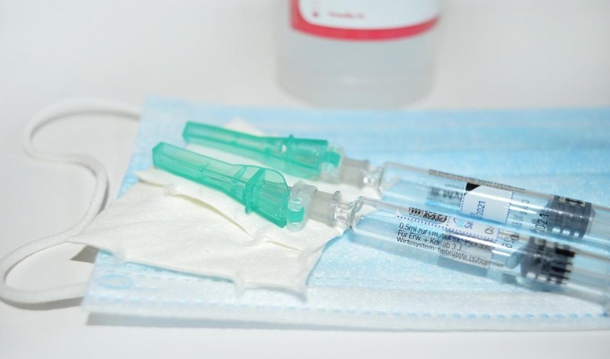 Вакцинация от COVID-19 в Украине: у скольких людей возникли побочные реакции после прививки