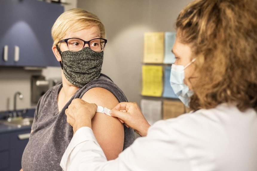 В Украине врачам приходится утилизировать часть COVID-вакцин. Почему так происходит