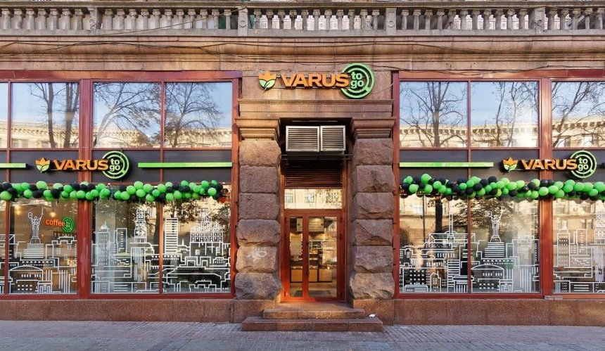 У мережі VARUS дозволили знімати готівку на касах та заборонили продаж алкоголю
